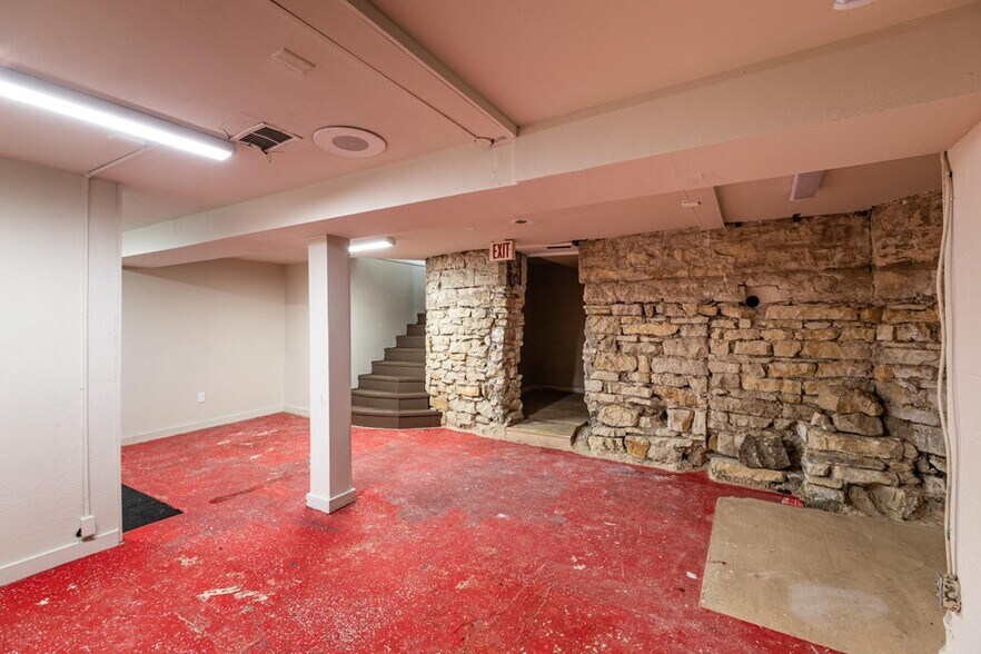 More Photos Of 1601 Jackson St, La Crosse General Retail For Sale