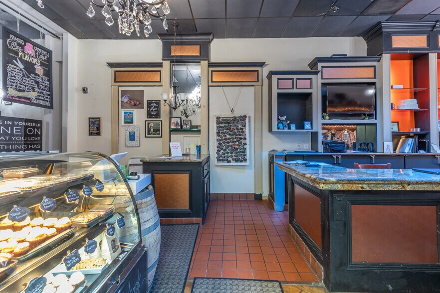 More Photos Of 835-837 Texas St, Fairfield Storefront For Lease