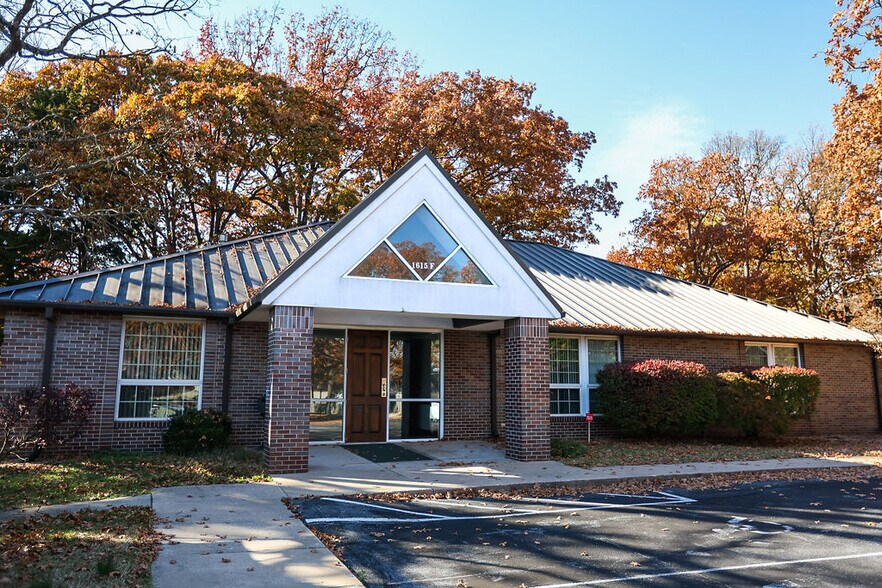 More Photos Of 1615 S Ingram Mill Rd, Springfield Office For Lease