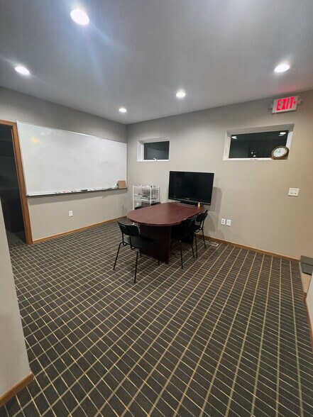More Photos Of 444 N 12th Ave N, South Saint Paul Office For Sale