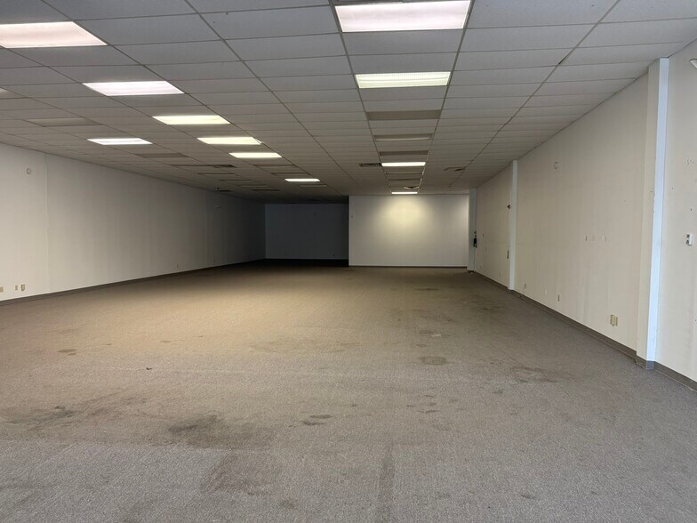 More Photos Of 5525 S Cedar St, Lansing Unknown For Lease