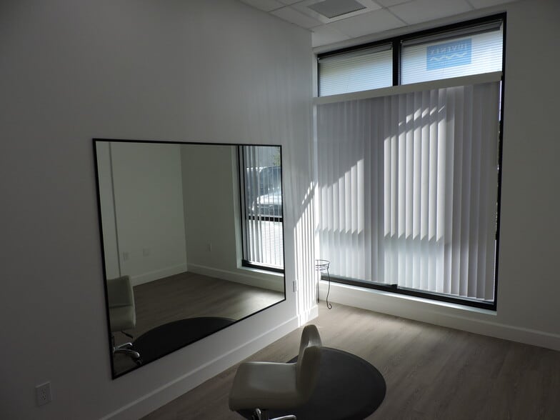 More Photos Of 2669 Davis Blvd, Naples Storefront Retail Office For Lease