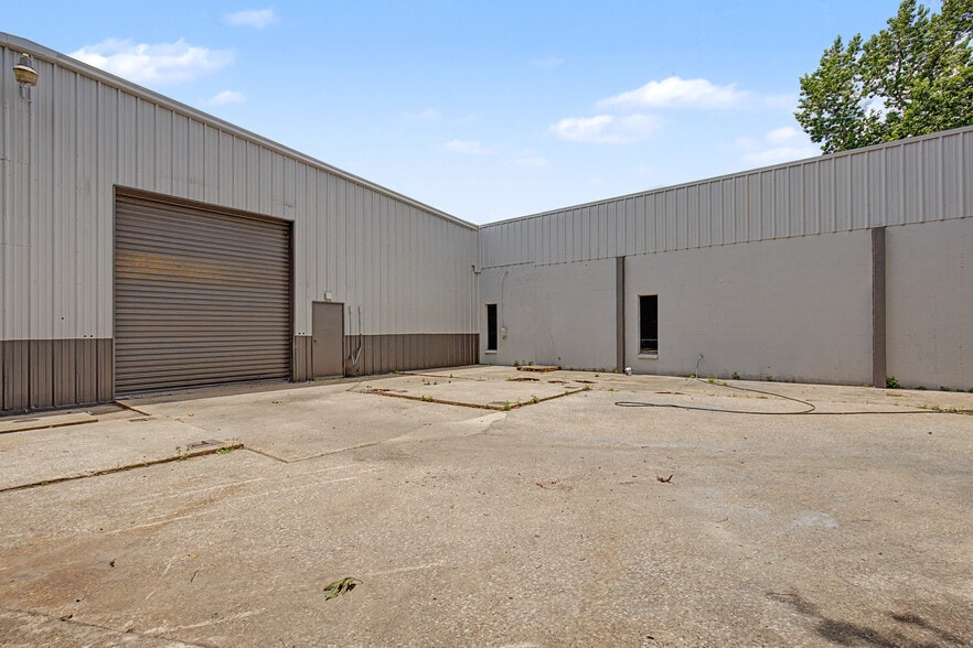 More Photos Of 7031 TX-75, Huntsville Manufacturing For Lease