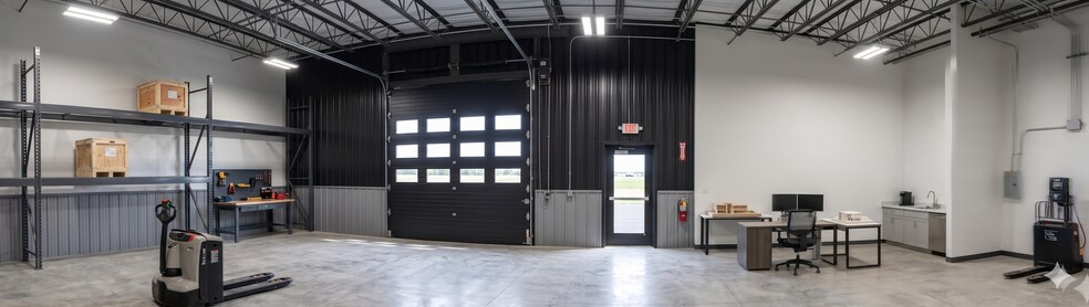 More Photos Of 1218 E Veterans Memorial Pky, Truesdale Flex For Lease