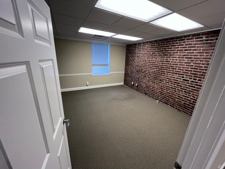 More Photos Of 316-318 Washington St, Bloomington Storefront Retail Office For Lease