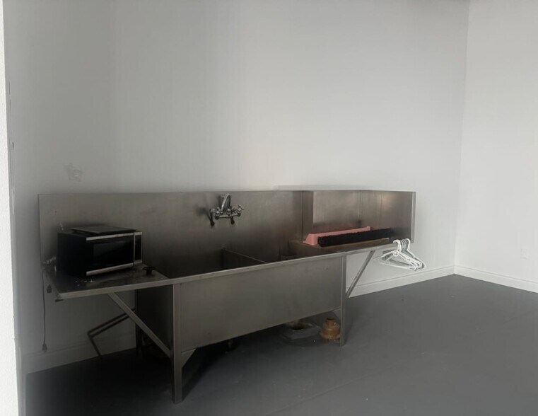 More Photos Of 190 8th St, San Francisco Storefront For Sale