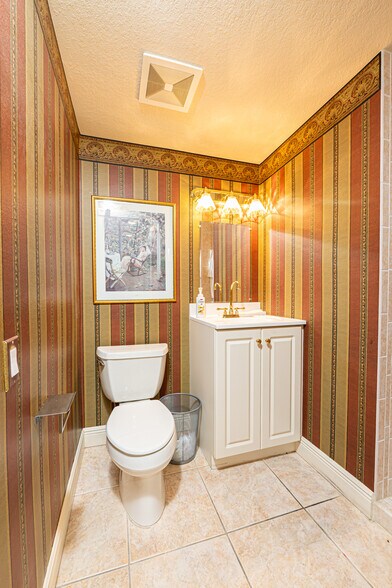 More Photos Of 5405 Taylor Rd, Naples Showroom For Sale