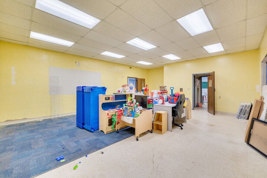 More Photos Of 3170 N McMullen Booth Rd, Clearwater Schools For Lease