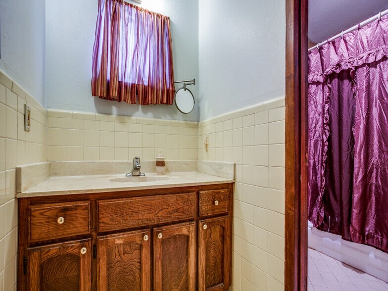 More Photos Of 226 E Fest St, San Antonio Restaurant For Sale