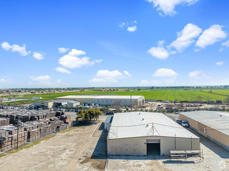 More Photos Of 2037 L St, Newman Industrial For Lease