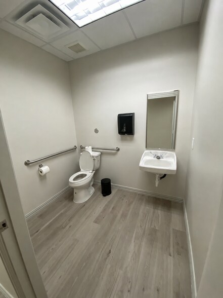 More Photos Of 7115 FM 2920, Spring Unknown For Lease