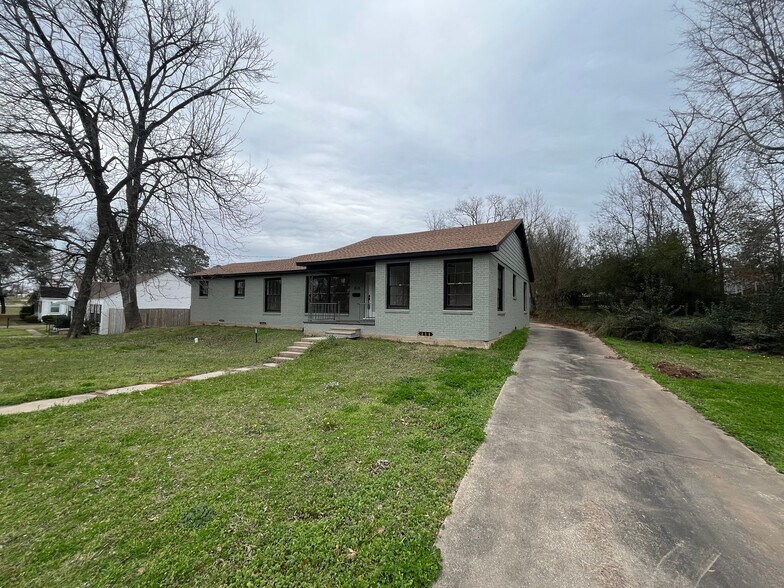 More Photos Of 404 N Henderson Blvd, Kilgore Office For Lease