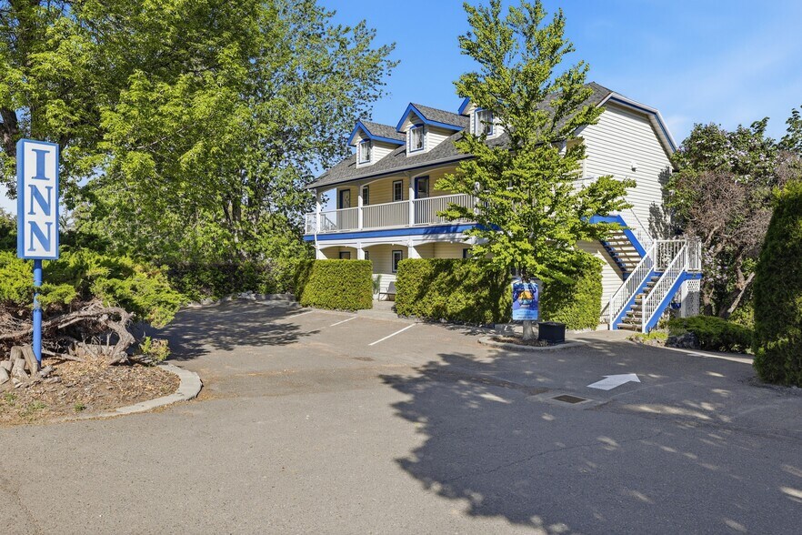 More Photos Of 7001 Savona Access Rd, Thompson-Nicola Hotel For Sale