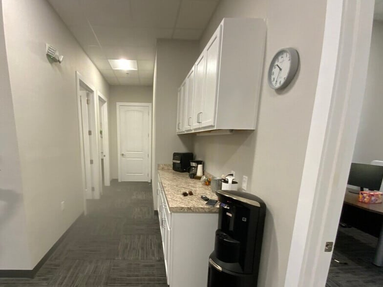 More Photos Of 320 S Oak St, Roanoke Medical For Lease