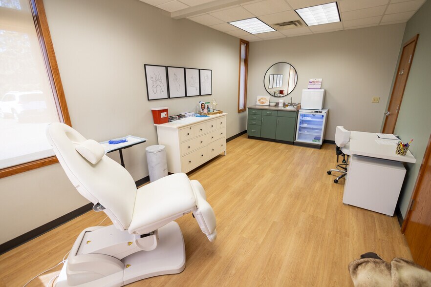 More Photos Of 1110 Oak Ridge Dr, Eau Claire Medical For Lease