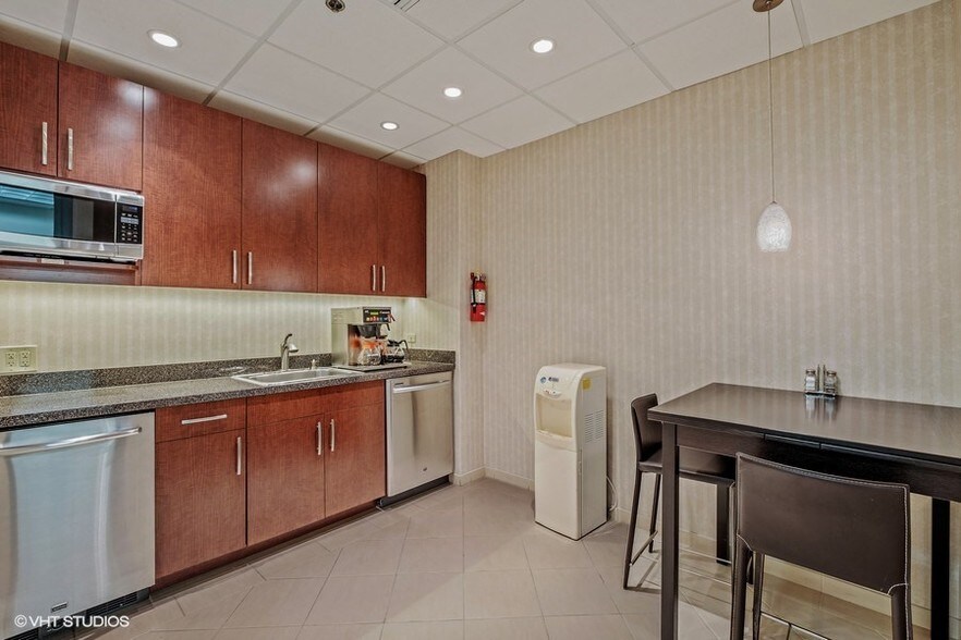 More Photos Of Northfield Plz, Northfield Office For Lease