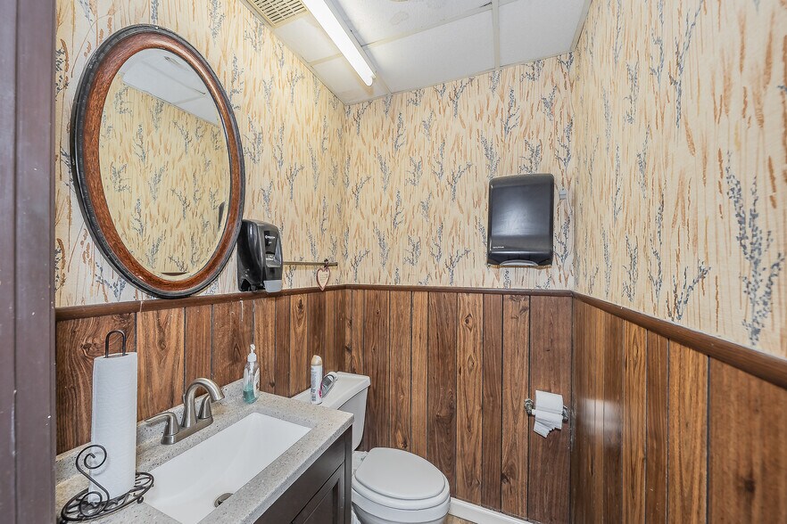 More Photos Of 424 S Bryan Belt Line Rd, Mesquite Showroom For Sale