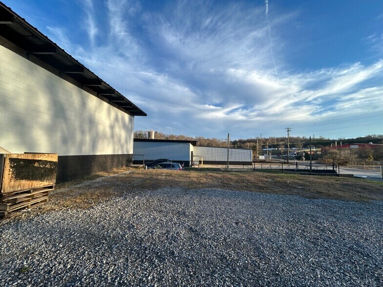 More Photos Of 4744 Singleton Station Rd, Louisville Distribution For Lease