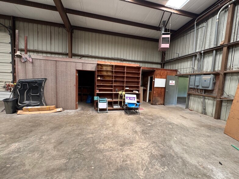More Photos Of 1208 S Chestnut St, Lufkin Showroom For Sale