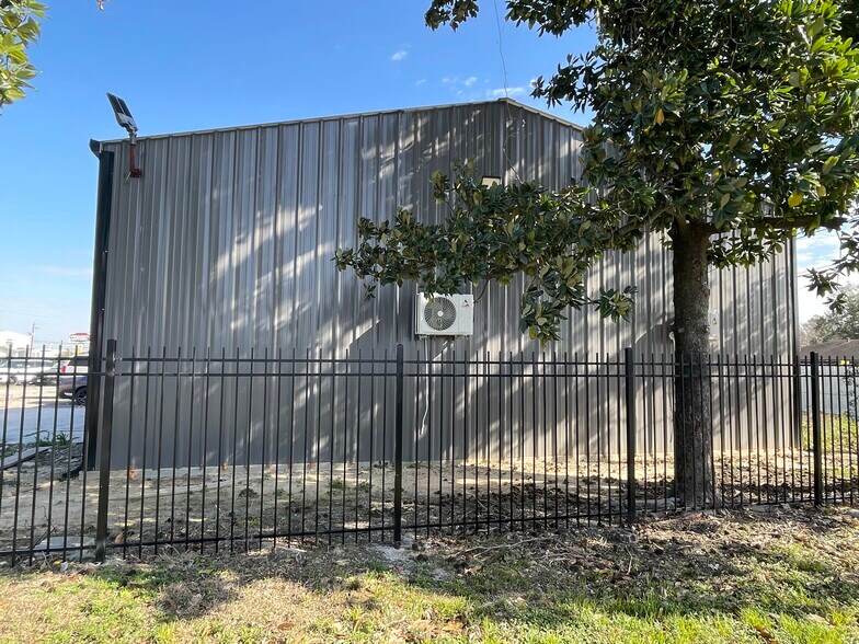 More Photos Of 2102 Aldine Bender Rd, Houston Industrial For Sale