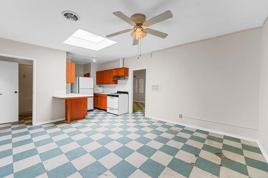 More Photos Of 5812 Venice Blvd, Los Angeles Showroom For Sale