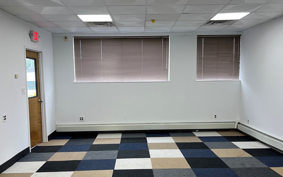 More Photos Of 100 Fairchild Ave, Plainview Warehouse For Lease