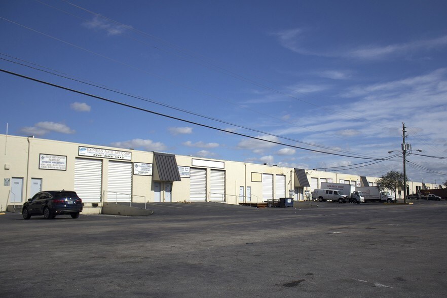 More Photos Of 5551-5595 NW 72nd Ave, Miami Warehouse For Lease