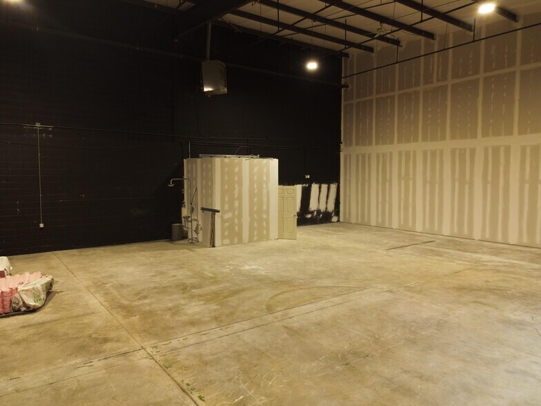 More Photos Of 30 Blackjack Rd, Fredericksburg Warehouse For Lease