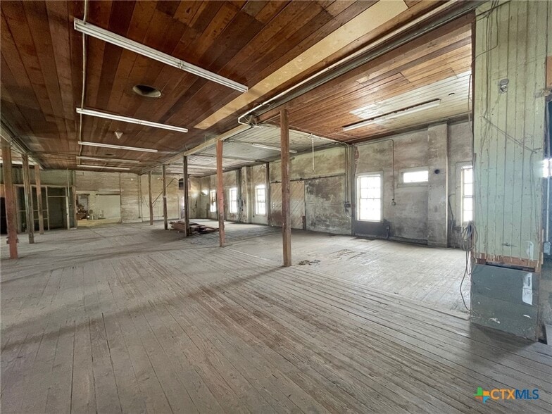 More Photos Of 1308 N Bowie St, Seguin Warehouse For Sale