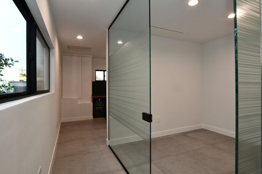 More Photos Of 1104 S Robertson Blvd, Los Angeles Office For Lease