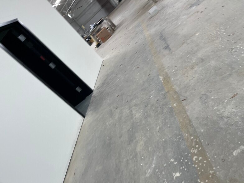 More Photos Of 404 S Shelfer St, Quincy Warehouse For Lease