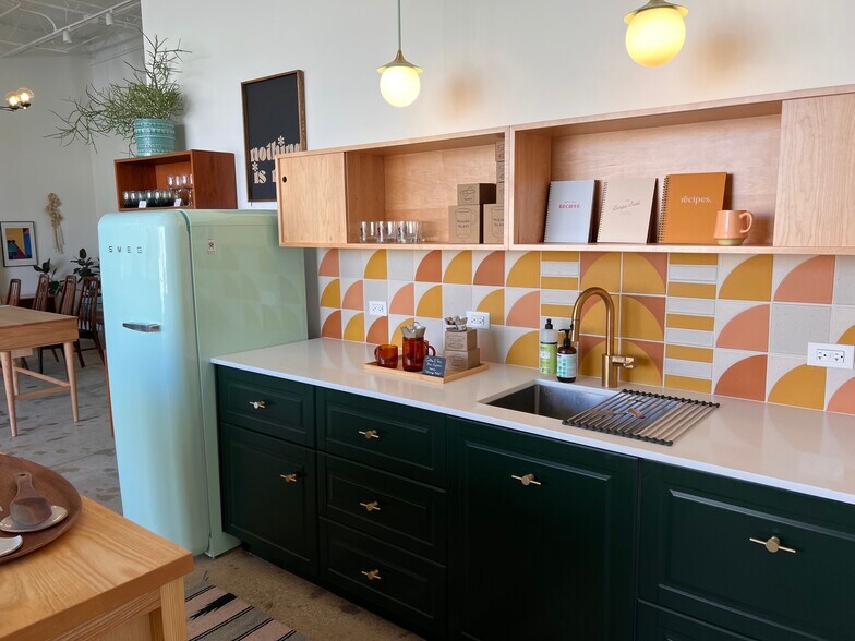 More Photos Of 3256 W Bryn Mawr Ave, Chicago General Retail For Lease