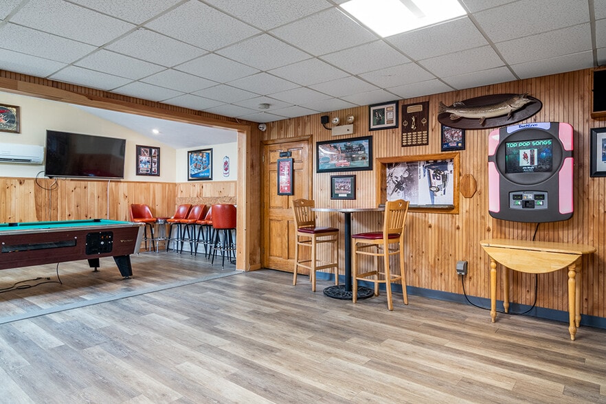 More Photos Of 104 Canal St, Blackstone Bar For Sale