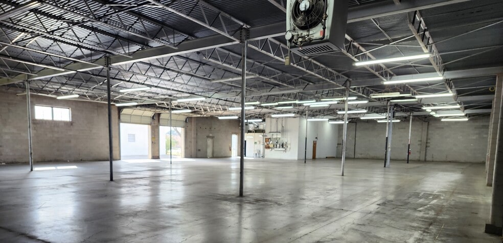 More Photos Of 9120 Premier Row, Dallas Distribution For Sale