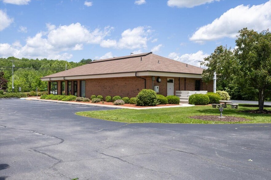 More Photos Of 4919 Lee Hwy, Bristol Bank For Sale