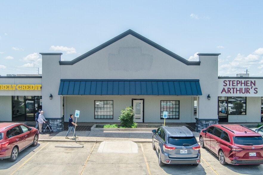 More Photos Of 1901-2403 E Red River St, Victoria General Retail For Lease