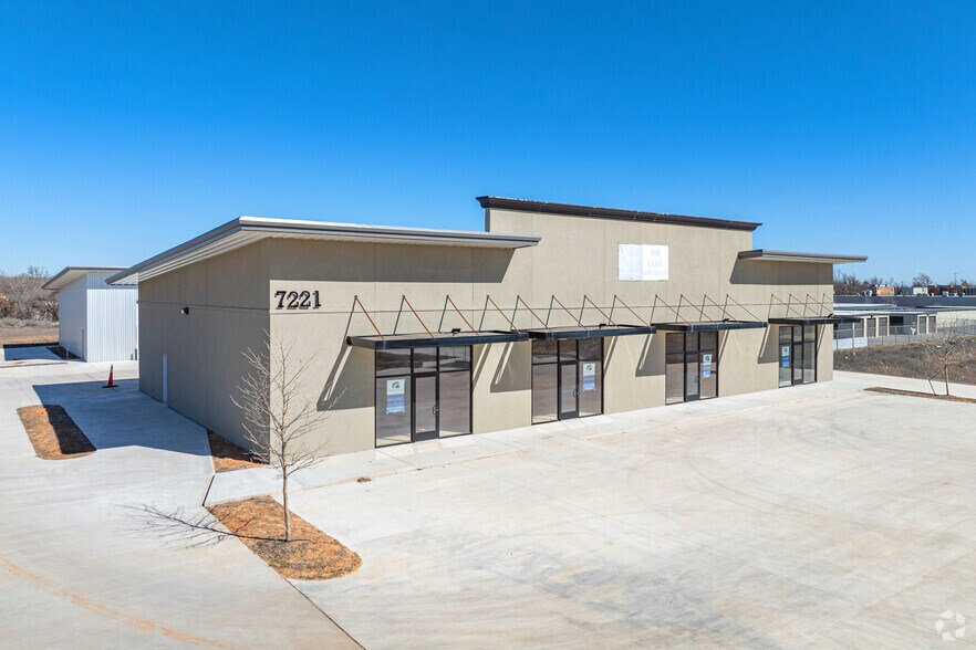 More Photos Of 7221 NW 23rd St, Bethany Showroom For Lease