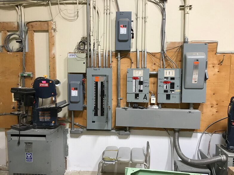 More Photos Of 15 Capella Ct, Ottawa Warehouse For Sale