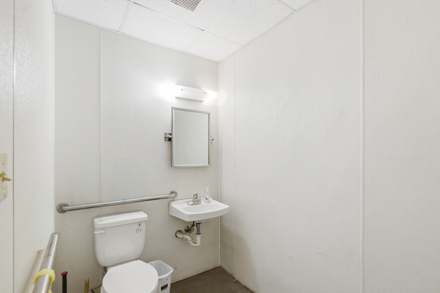 More Photos Of 4107 Port Lavaca Dr, Victoria Showroom For Sale