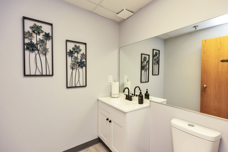 More Photos Of 254 N Broadway, Salem Storefront Retail Office For Sale