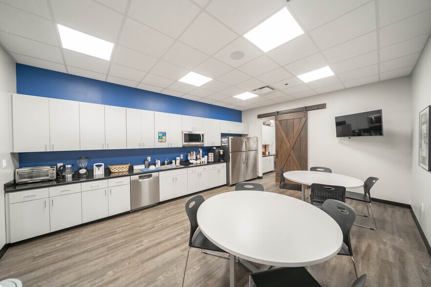 More Photos Of 1220 Ward Ave, West Chester Flex For Lease