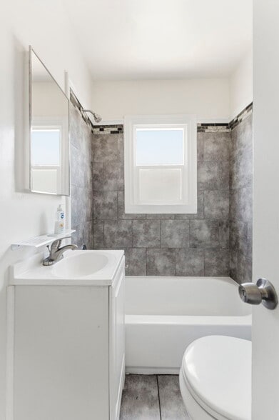 More Photos Of 1047 W 7th St, San Pedro Multifamily For Sale