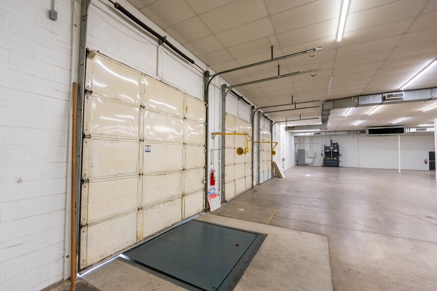 More Photos Of 3320 Dalworth St, Arlington Warehouse For Lease