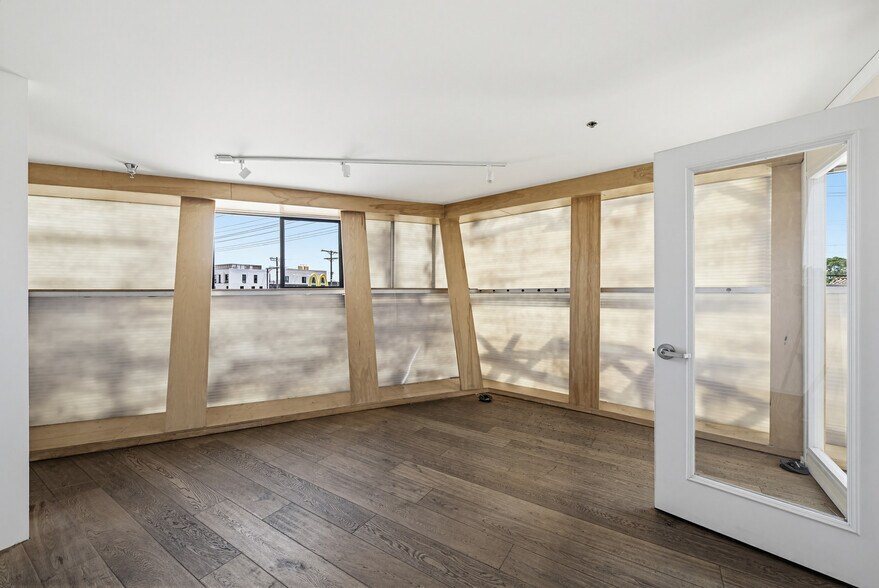More Photos Of 2434 Lincoln Blvd, Venice Loft Creative Space For Sale