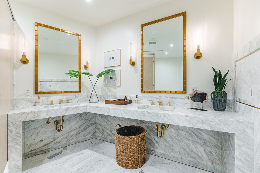 More Photos Of 2211 W Burbank Blvd, Burbank Office For Sale