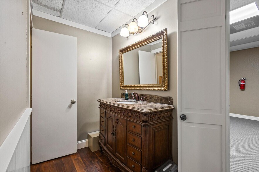 More Photos Of 111 S Travis St, Sherman Office For Sale