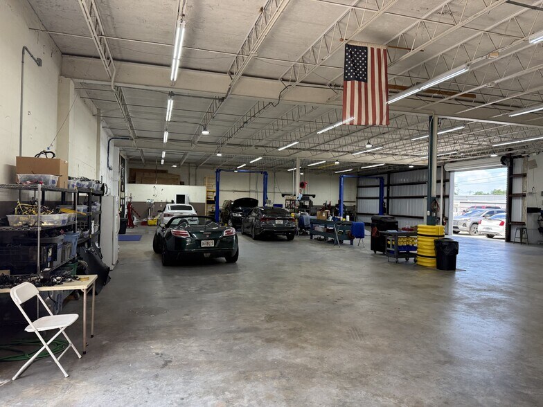 More Photos Of 917 15th Ave SE, Cape Coral Warehouse For Lease