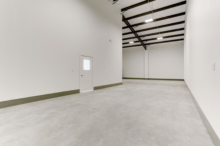 More Photos Of 8990 Parkwest Dr, Houston Showroom For Lease