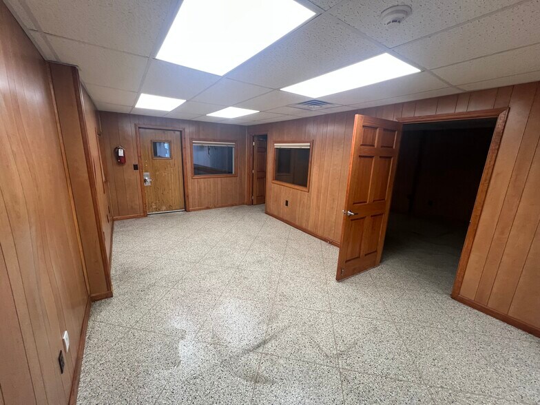 More Photos Of 725 N Locust St, Ottawa Manufacturing For Sale