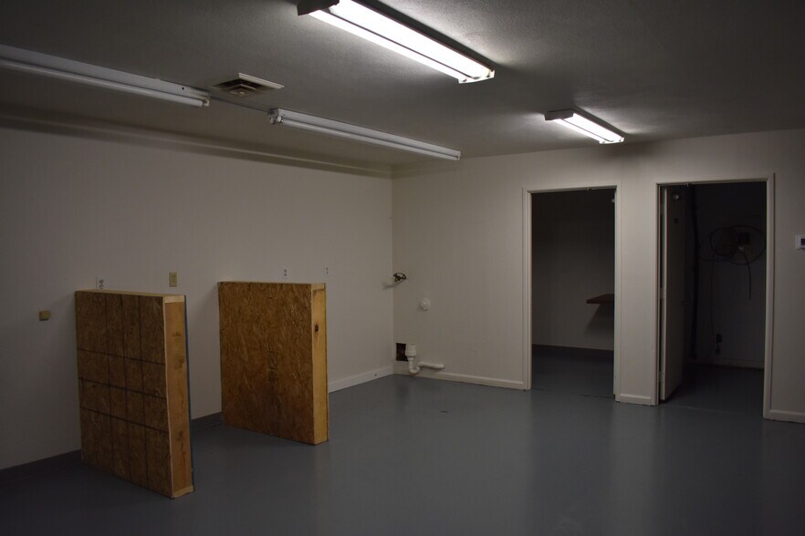 More Photos Of 1609 Plainfield Ave, Janesville Storefront Retail Office For Lease